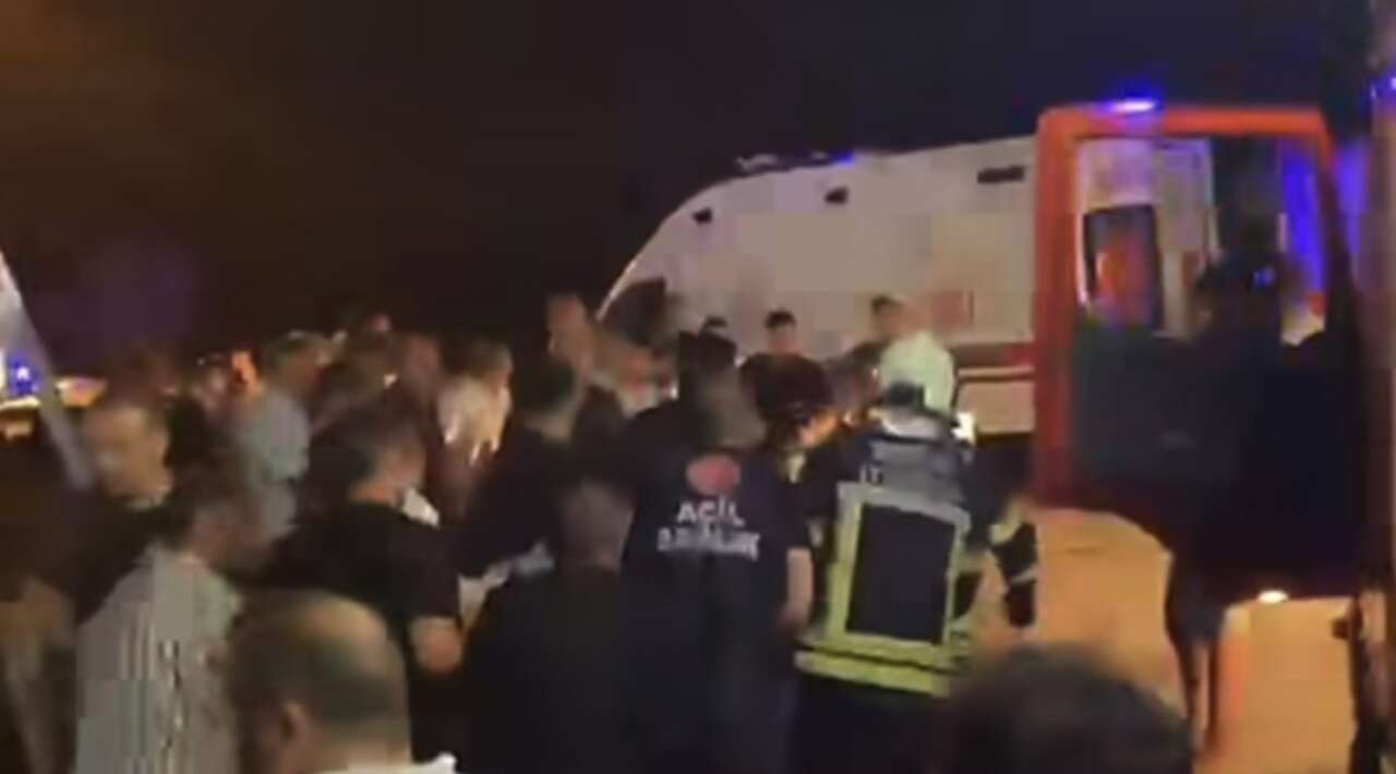 Minibüs ile otomobil çarpıştı: 11 yaralı! Kaza anı kamerada 5